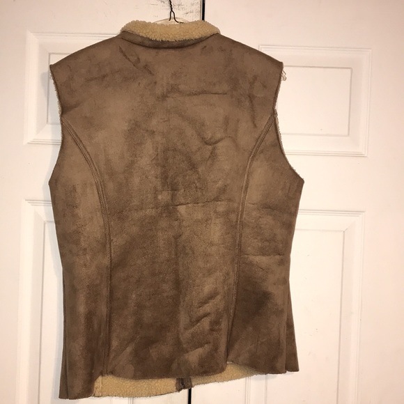 Women’s Faux Suede Sherpa Vest - Picture 6 of 8